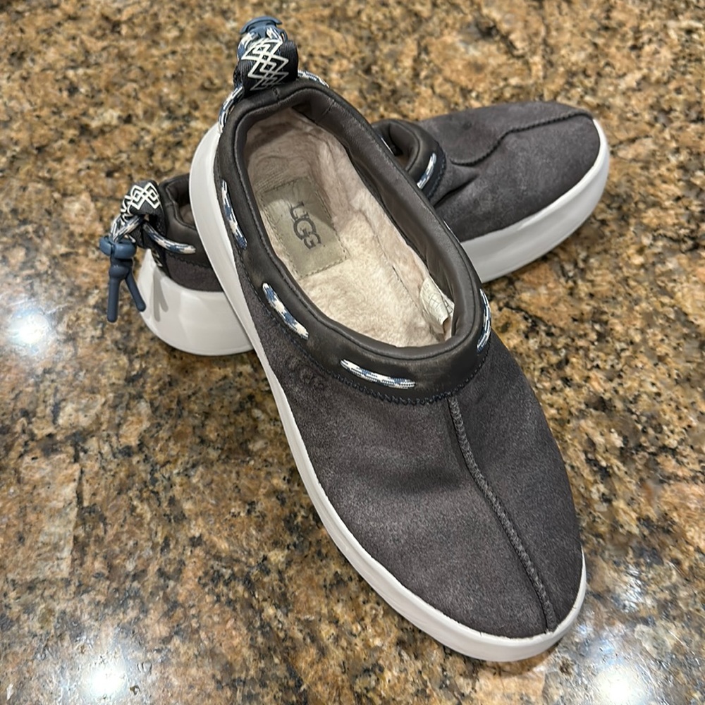 💕Women’s Ugg Slip on Sneakers Size 9 Excellent condition💕